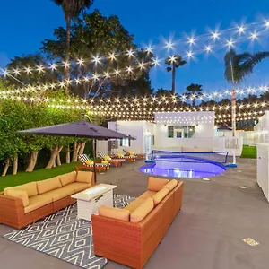 Contemporary With Pool Sleeps 10 Los Angeles